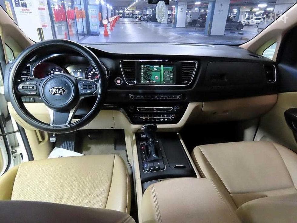 Kia All New Carnival9-seater 2.2 Diesel Luxury - 10