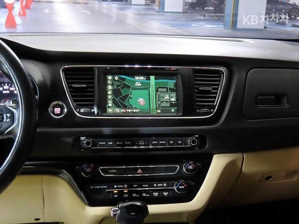 Kia All New Carnival9-seater 2.2 Diesel Luxury - 11