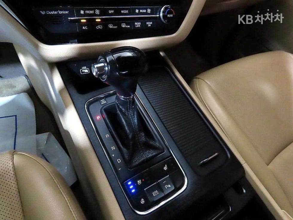Kia All New Carnival9-seater 2.2 Diesel Luxury - 12