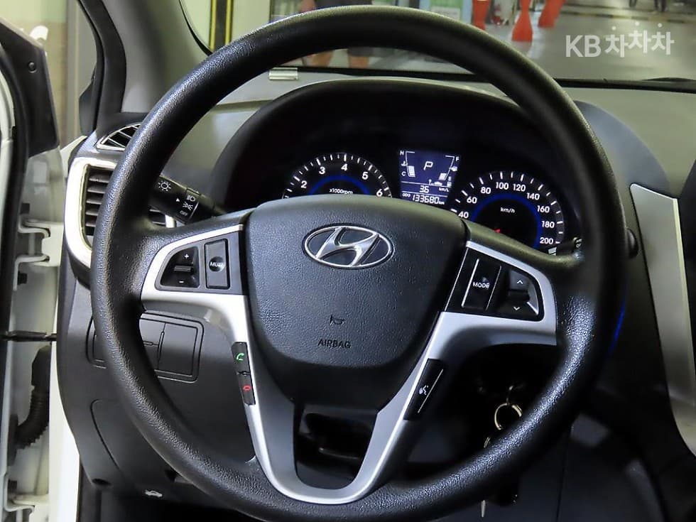 Hyundai Accent(신형)1.4 VVT Premier - 8
