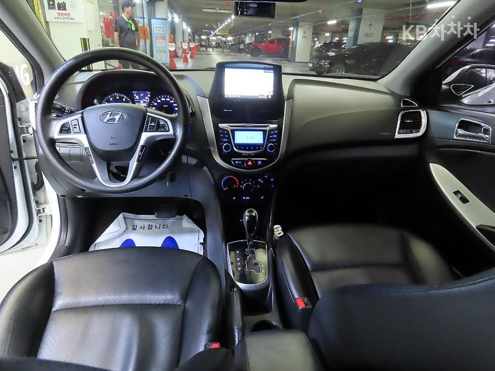Hyundai Accent(신형)1.4 VVT Premier - 10