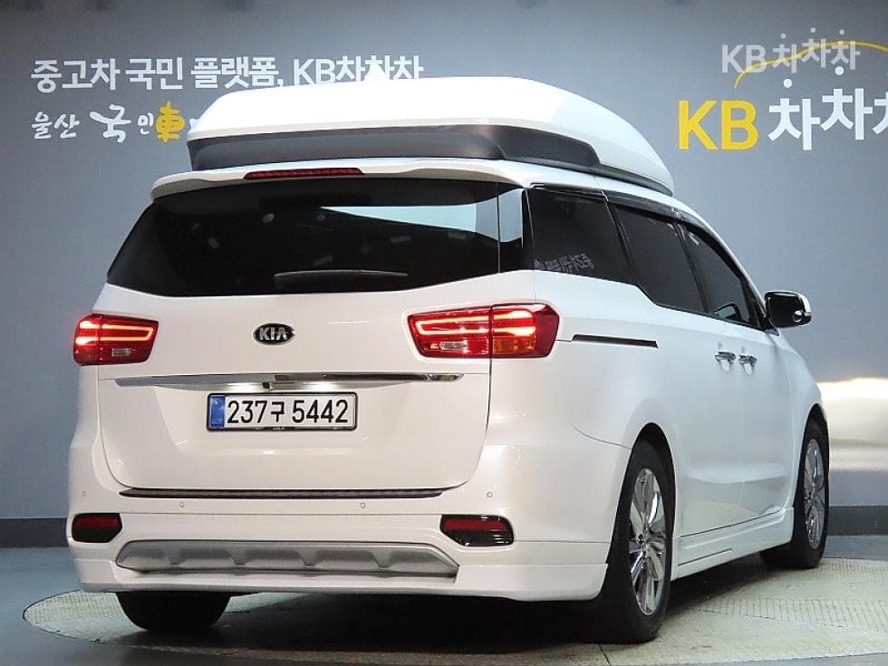 Kia The New (facelift) CarnivalHigh Limousine (Carnival) 2.2 Diesel 9-seater Noblesse Special (special feature/edition) - 2