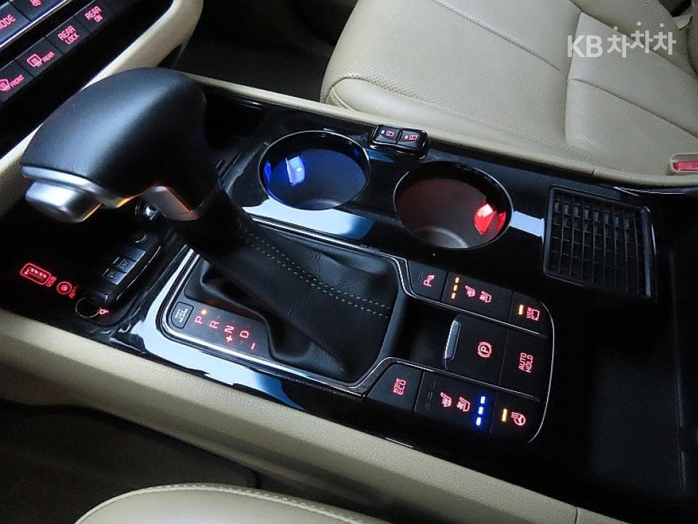 Kia The New (facelift) CarnivalHigh Limousine (Carnival) 2.2 Diesel 9-seater Noblesse Special (special feature/edition) - 9
