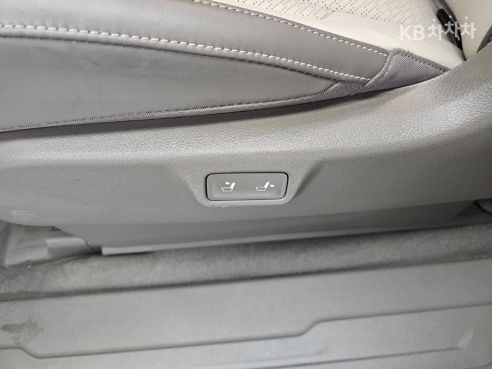 Kia Carnival 4th generationHigh Limousine (Carnival) G3.5 GDI 9-seater Signature - 13