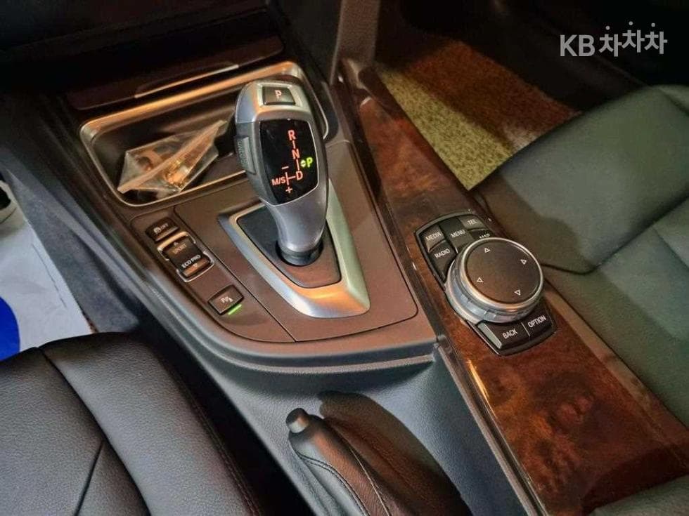 BMW Gran Turismo3 Series GT 320d F34 xDrive - 11