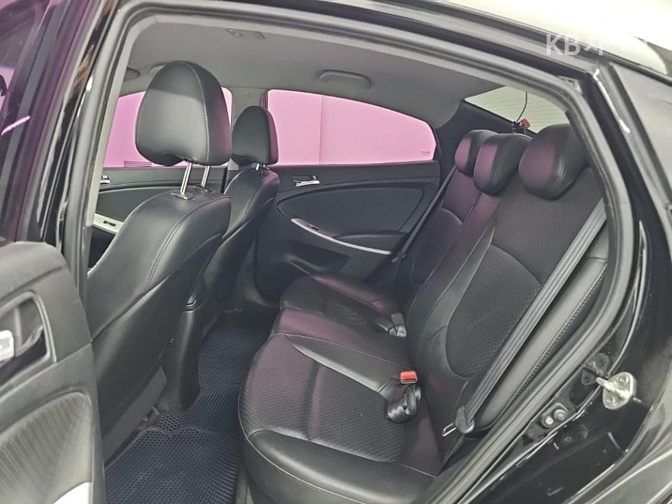 Hyundai Accent(신형)1.6 GDi Top - 12