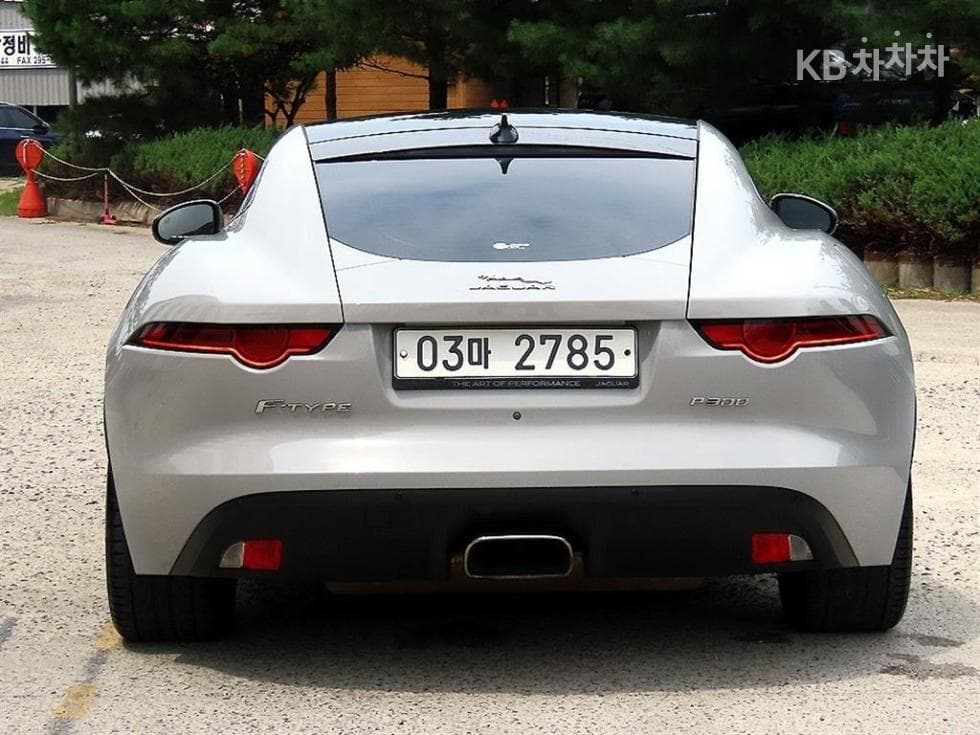 Jaguar F-TYPE2.0 P300 Coupe - 4