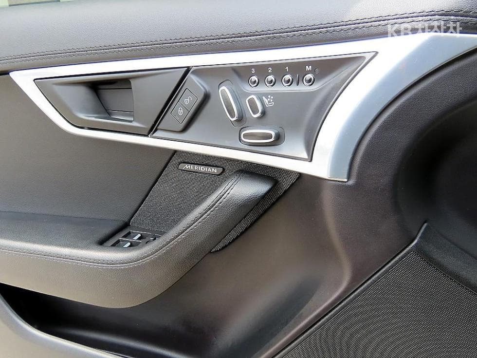 Jaguar F-TYPE2.0 P300 Coupe - 10