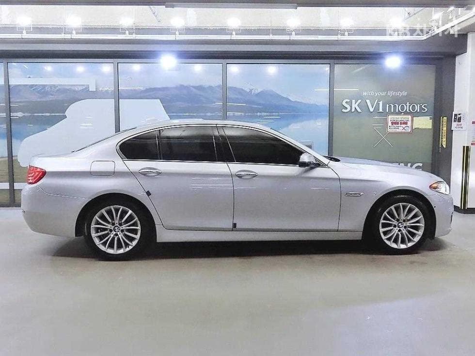 BMW New5 Series528i xDrive Luxury Standard - 3