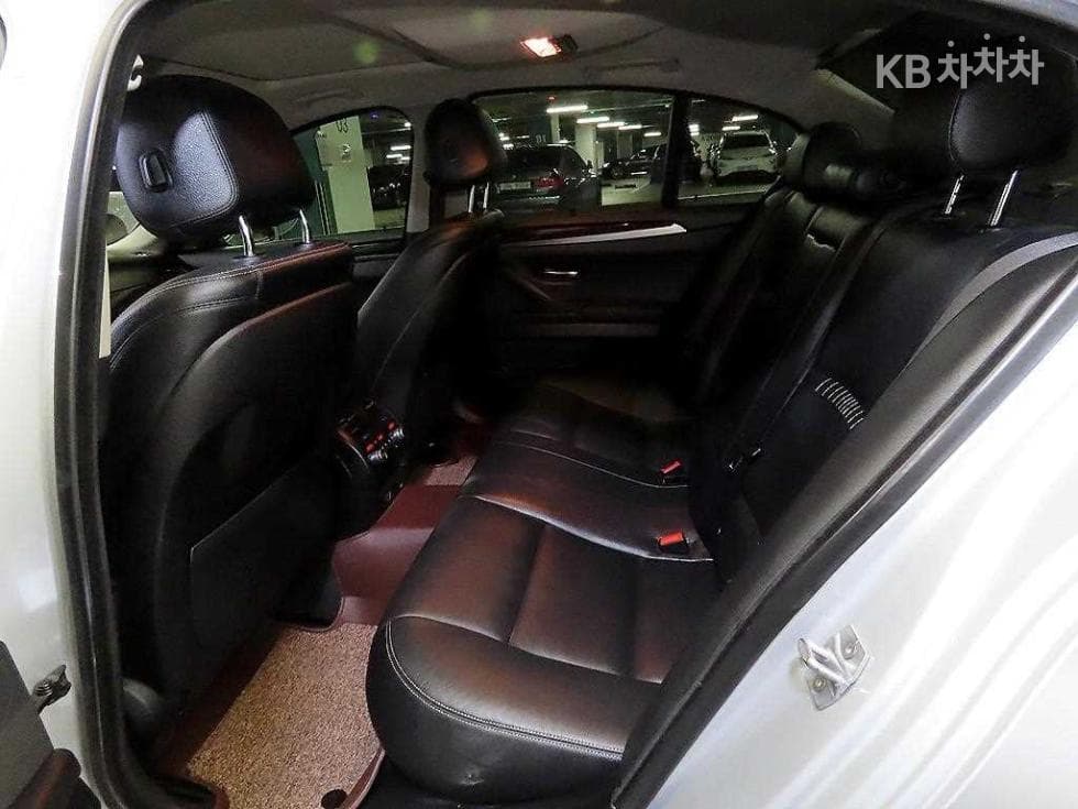 BMW New5 Series528i xDrive Luxury Standard - 7