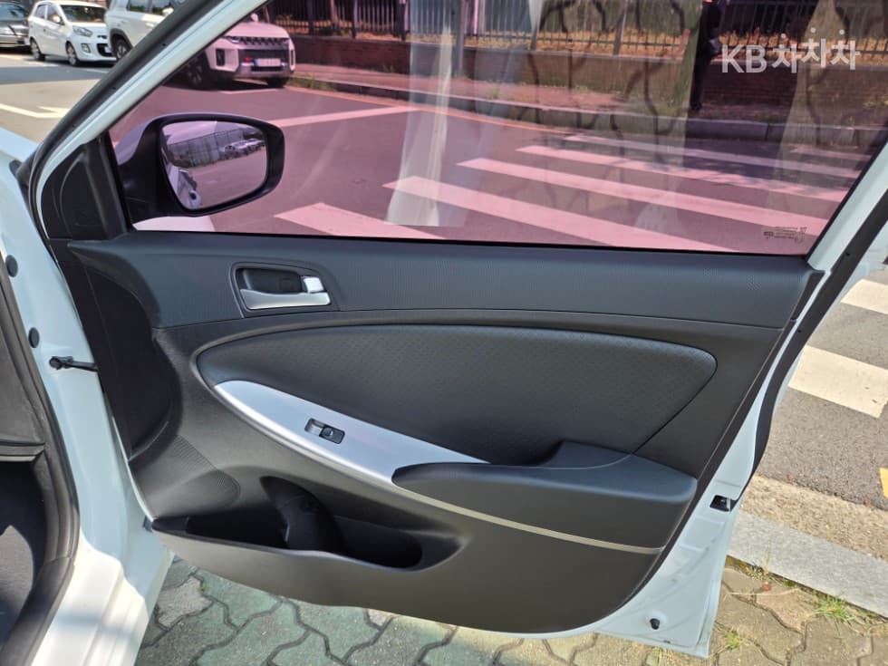 Hyundai Accent(신형)1.4 VVT Modern - 19