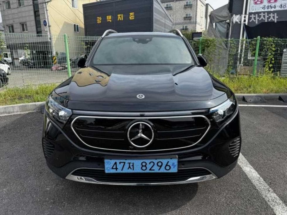 Mercedes-Benz EQB (X243) EQB 300 4Matic Standard - Image 1