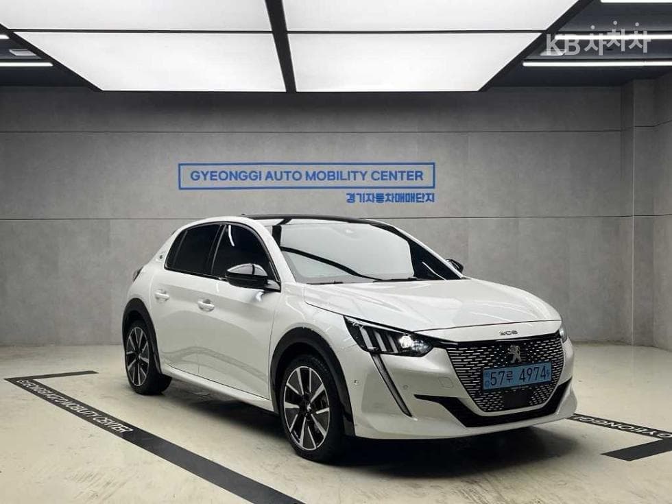 Peugeot e-208 GT - Image 1