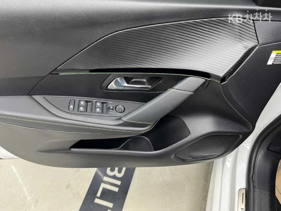 Peugeot e-208GT - 11