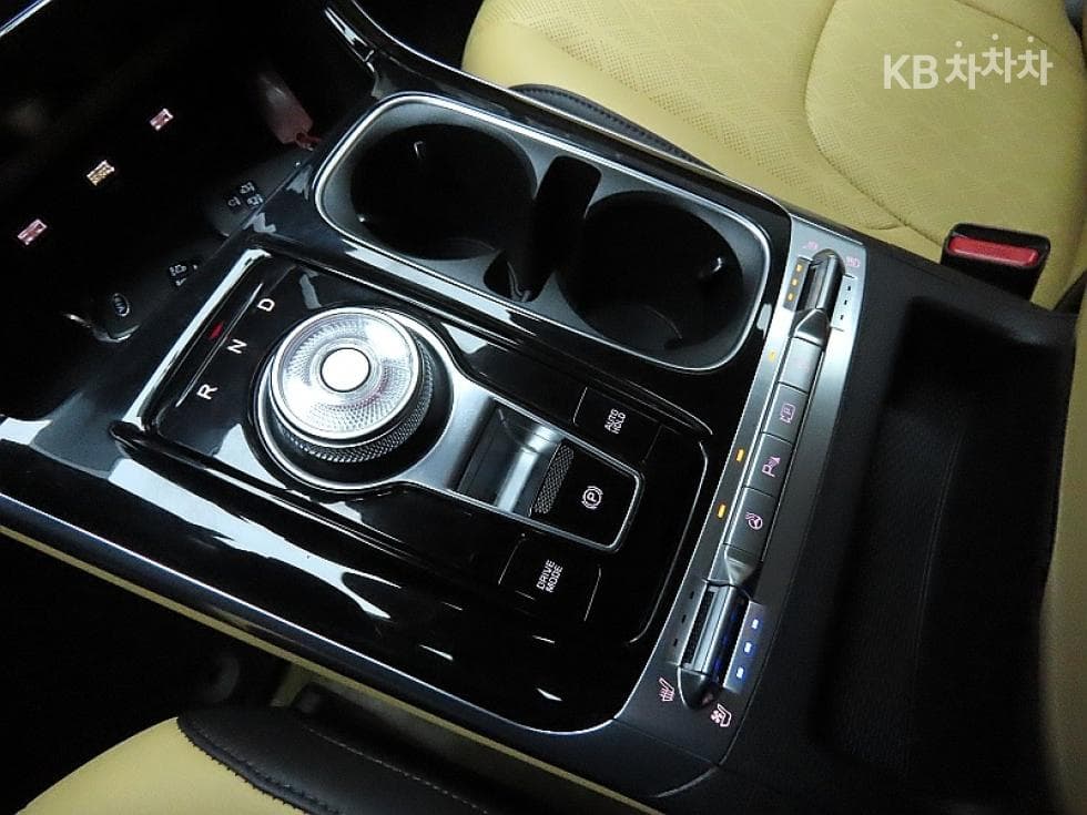 Kia Carnival 4th generationD2.2 9-seater Noblesse - 9