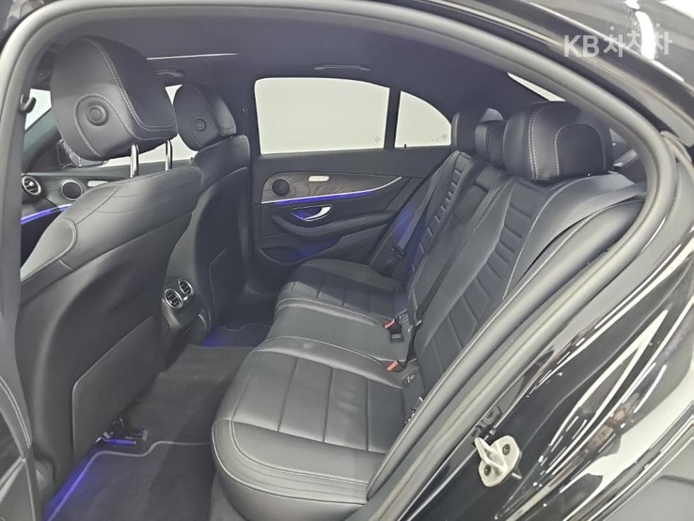Mercedes-Benz E-Class (W213)E220d 4MATIC AMG Line - 12