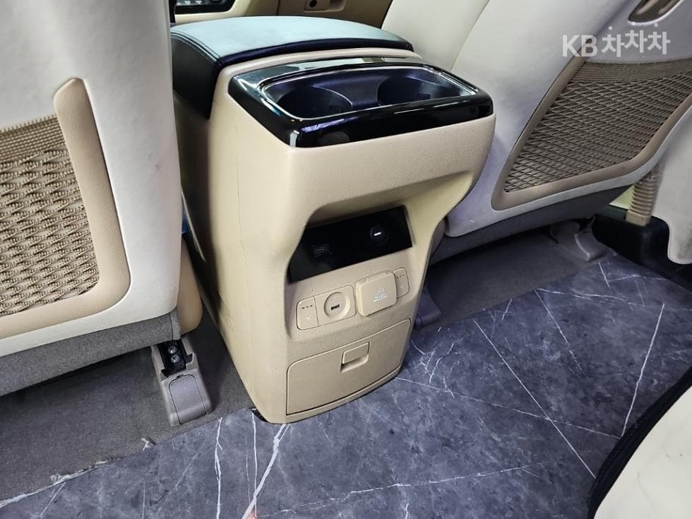 Киа All New Канивал9-местен 2.2 Дизел Висок Лимузин (Канивал) Престиж 하이루프 - 13