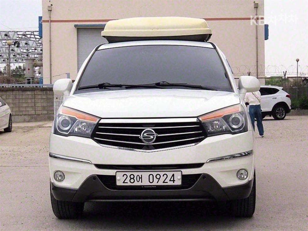 КейДжи Мобилити 코란도 투리스모 9-местен 2WD 아웃도어 에디션 - Image 1