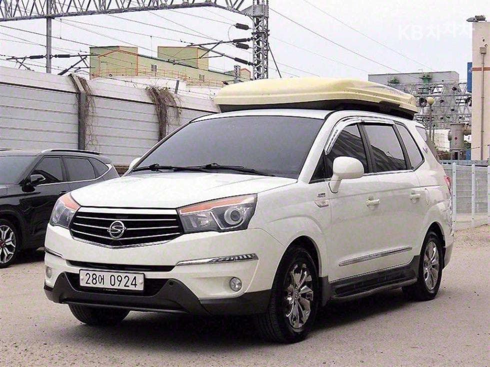 КейДжи Мобилити 코란도 투리스모9-местен 2WD 아웃도어 에디션 - 2