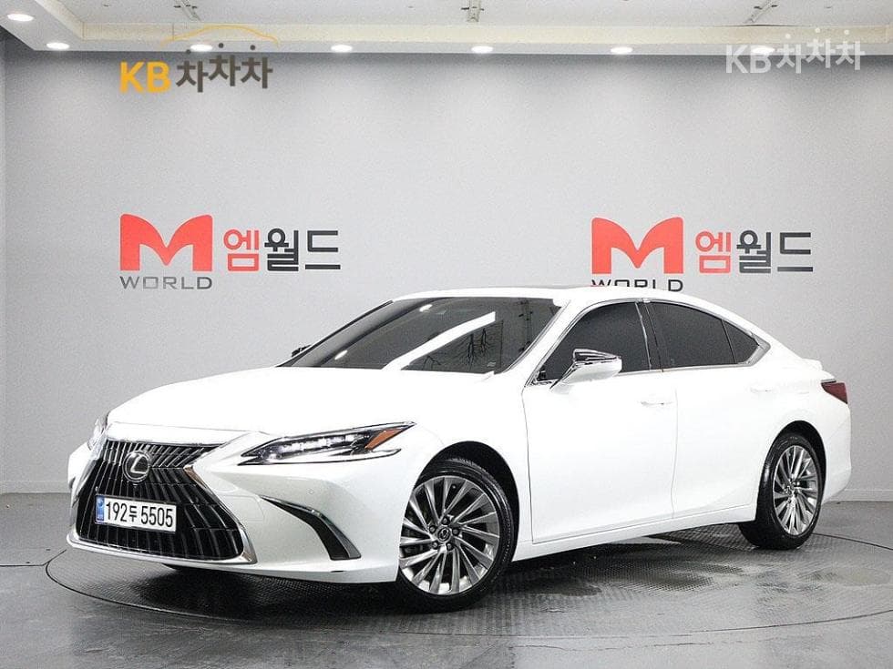 Lexus New Generation ES 300h Executive - Image 1