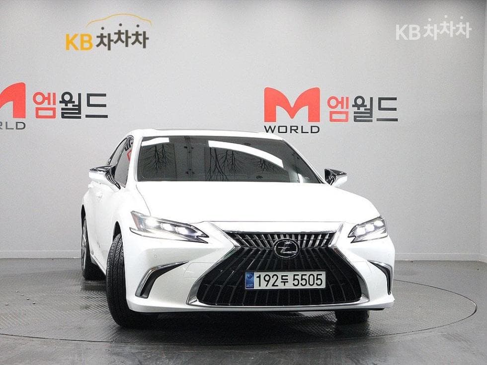 Lexus New Generation ES 300h Executive - Image 2