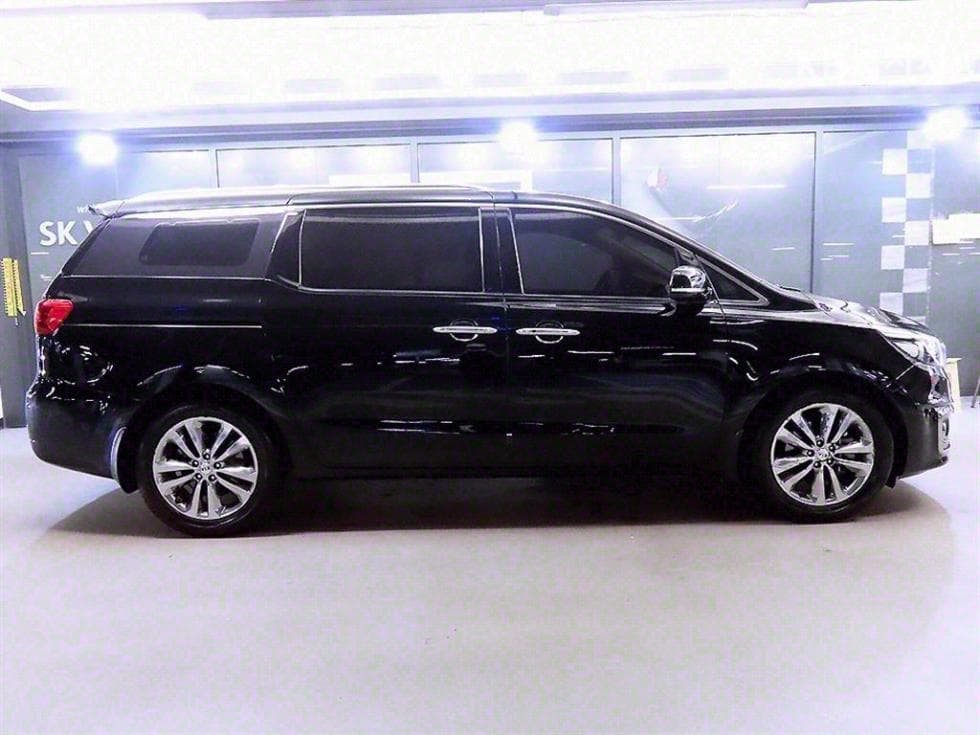 Kia All New Carnival 7 Passenger 2.2 GTR Diesel Limousine Magic Space - Image 3