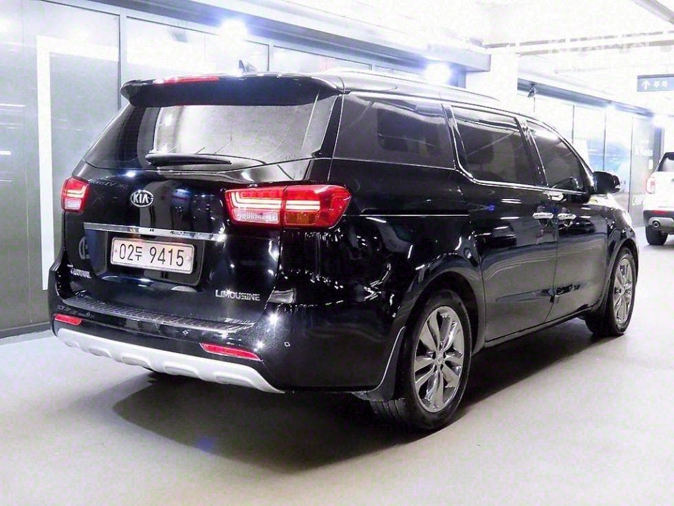 Kia All New Carnival 7 Passenger 2.2 GTR Diesel Limousine Magic Space - Image 4