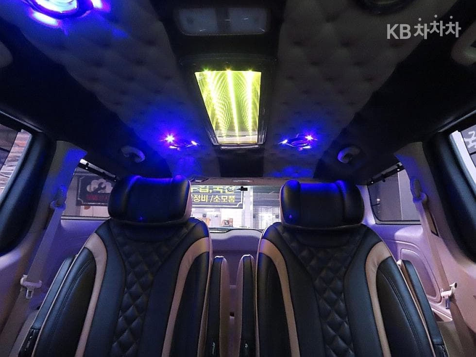 Киа The New (фейслифт) Канивал7-местен (Лимузин) 2.2 Дизел Лимузин President - 12