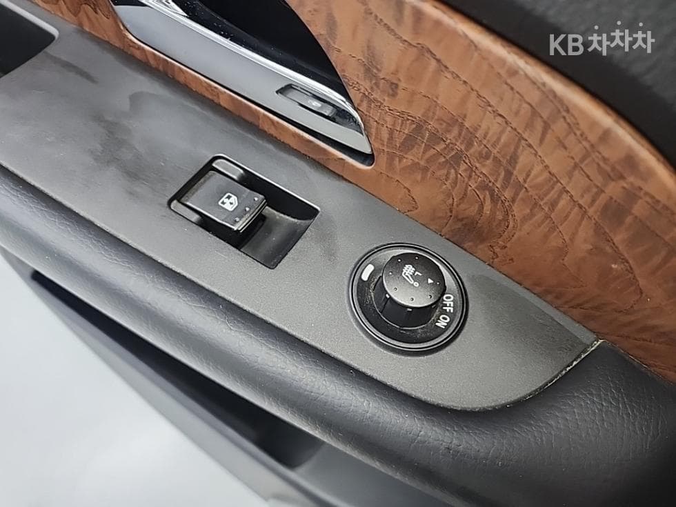 КейДжи Мобилити RextonW7-местен (Лимузин) 4x4 RX7 Лукс - 14