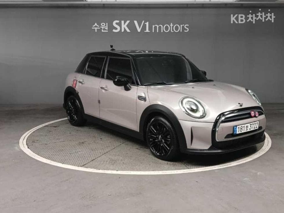 Mini Cooper 5-door 1.5 Classic Plus Launch Pack - Image 1