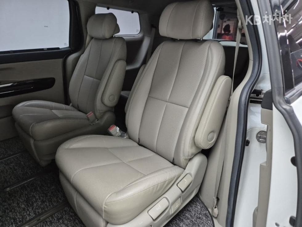 Киа The New (фейслифт) Канивал7-местен (Лимузин) 2.2 Дизел Лимузин President - 12