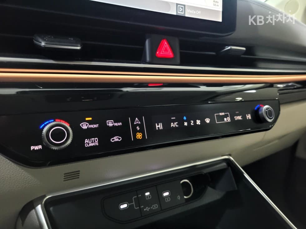 Киа The New (фейслифт) Канивал 4-то поколениеВисок Лимузин (Канивал) D2.2 9-местен Signature - 14