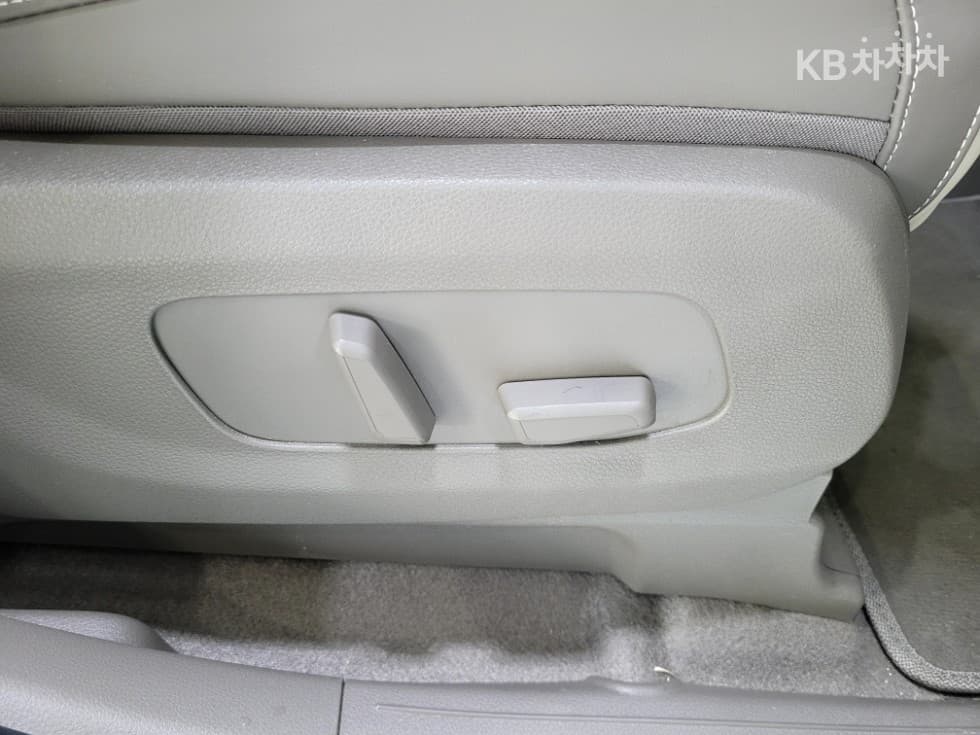 Киа The New (фейслифт) Канивал 4-то поколениеВисок Лимузин (Канивал) D2.2 9-местен Signature - 21