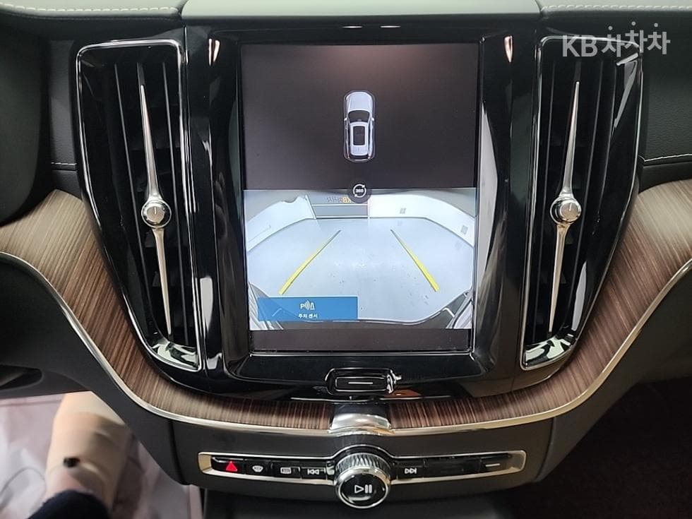 Volvo XC60 Второ поколениеB5 Inscription - 16