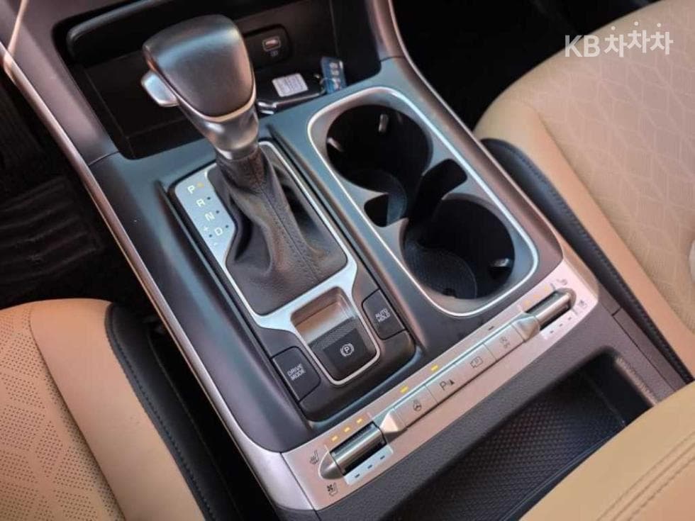 Kia Carnival 4th generationD2.2 9-seater Prestige - 15