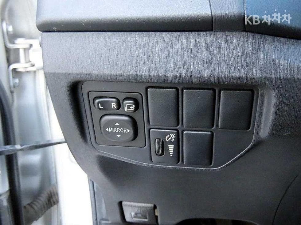 Toyota Prius1.8 Hybrid E - 12