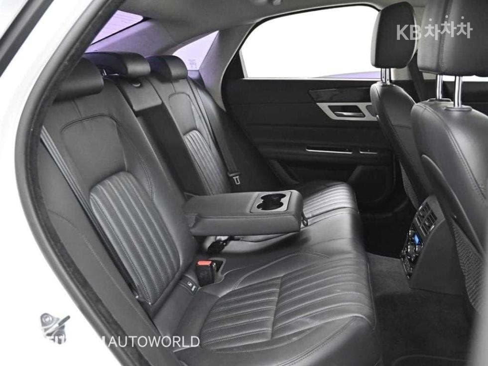 Jaguar All New XF2.5T Prestige - 12