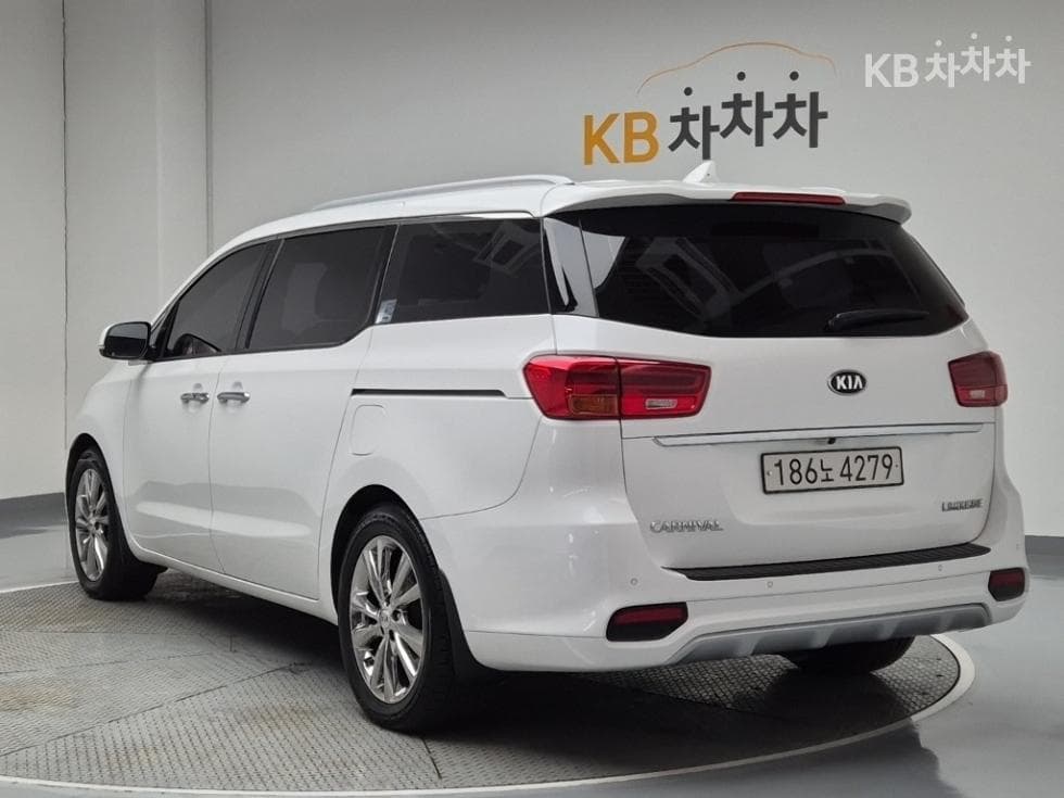 Киа The New (фейслифт) Канивал7-местен (Лимузин) 2.2 Дизел Лимузин President - 2