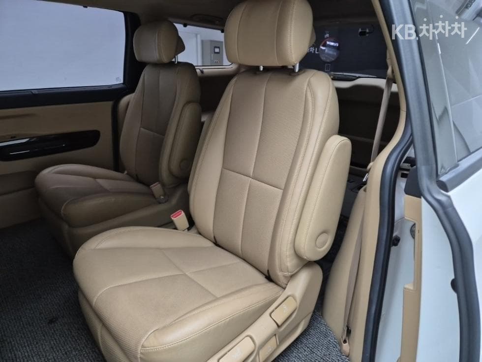 Киа The New (фейслифт) Канивал7-местен (Лимузин) 2.2 Дизел Лимузин President - 12