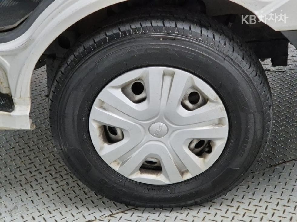 Киа The New (фейслифт) Бонго 3 (лек)1 тон Королевска кабина Удължено междуосие 2WD L - 16