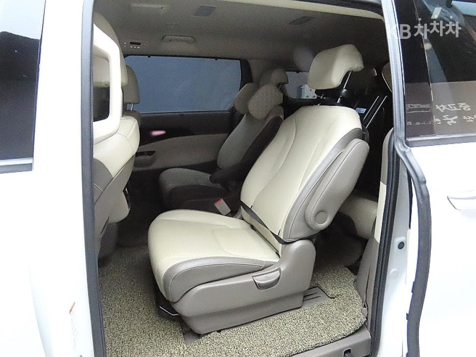 Kia Carnival 4th generationD2.2 9-seater Signature - 11
