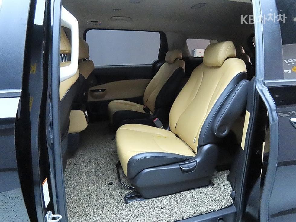 Kia Carnival 4th generationD2.2 9-seater Prestige - 11