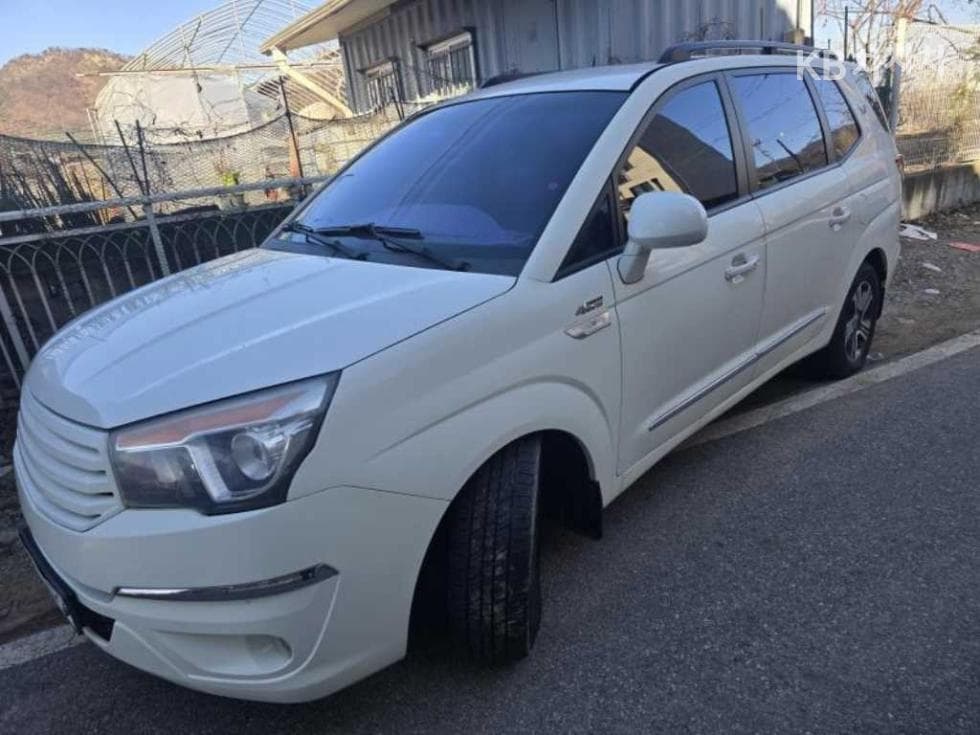 KG Mobility 코란도 투리스모 4WD RT 11-seater - Image 1