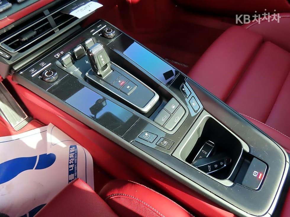 Porsche 911(992)Carrera 4 GTS - 10