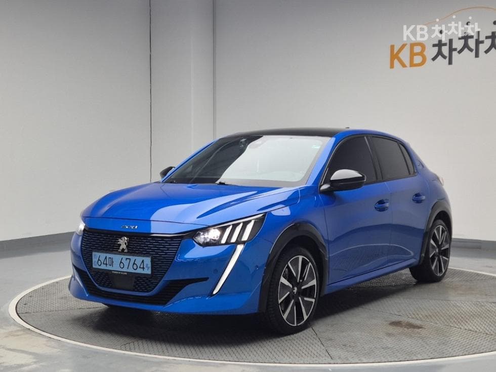 Peugeot e-208 GT - Image 1