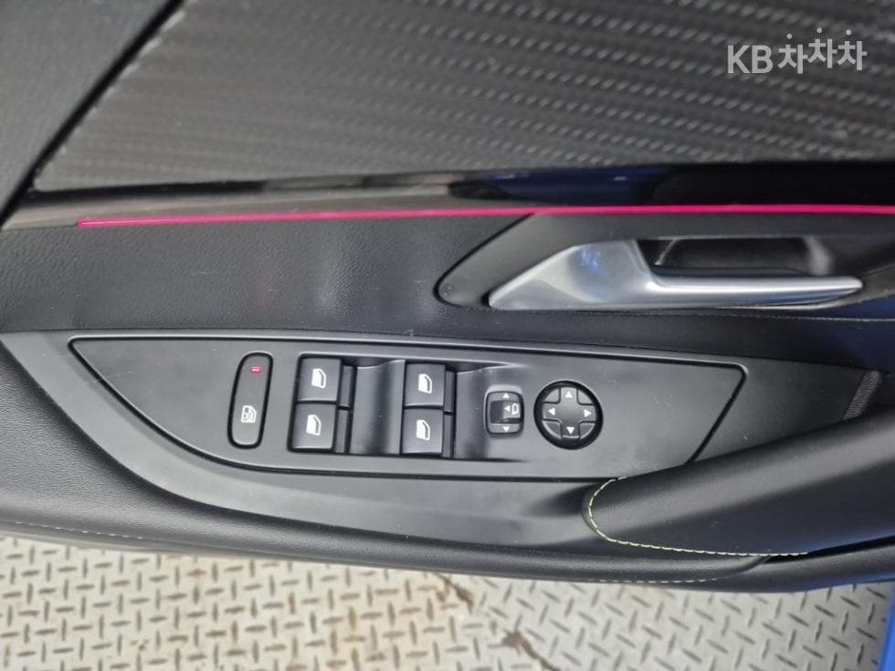 Peugeot e-208GT - 17