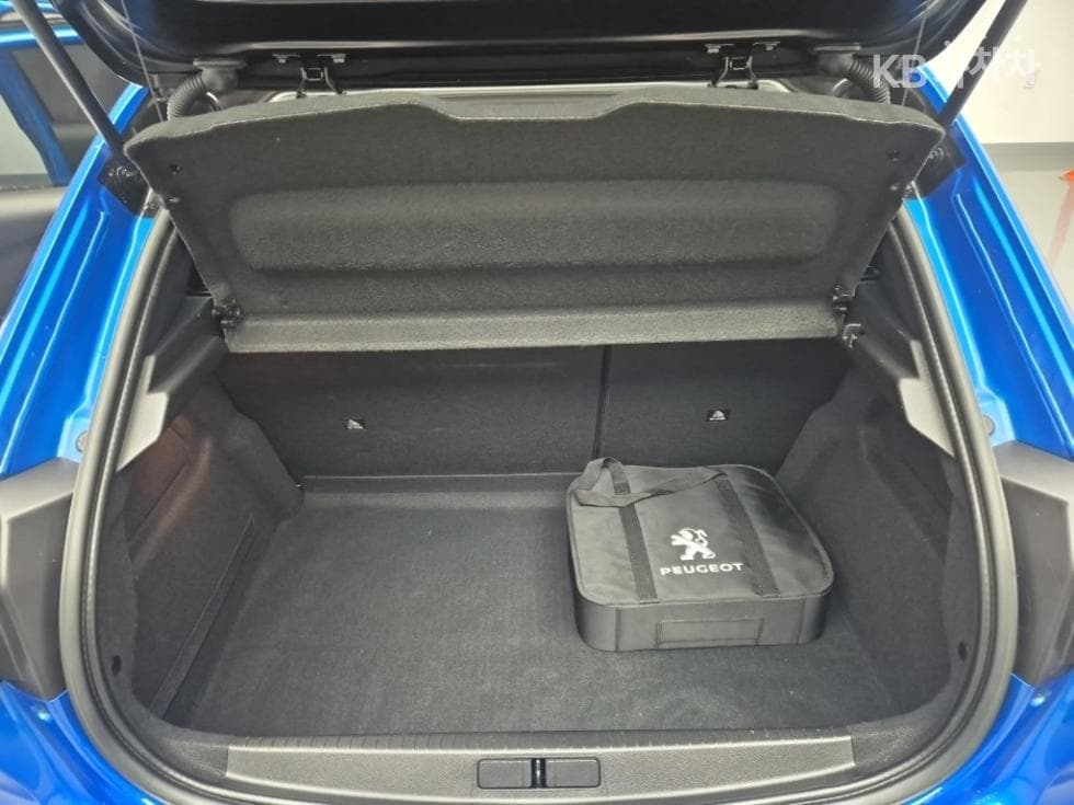 Peugeot e-208GT - 18