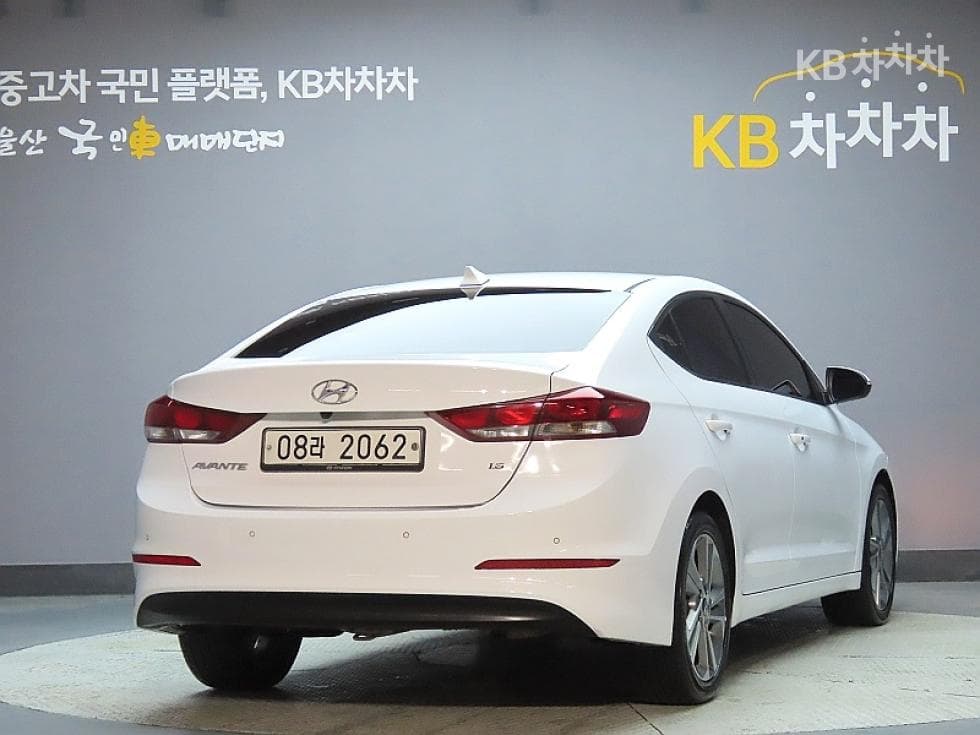 Hyundai Avante (Elantra)AD1.6 GDi Value Plus - 2