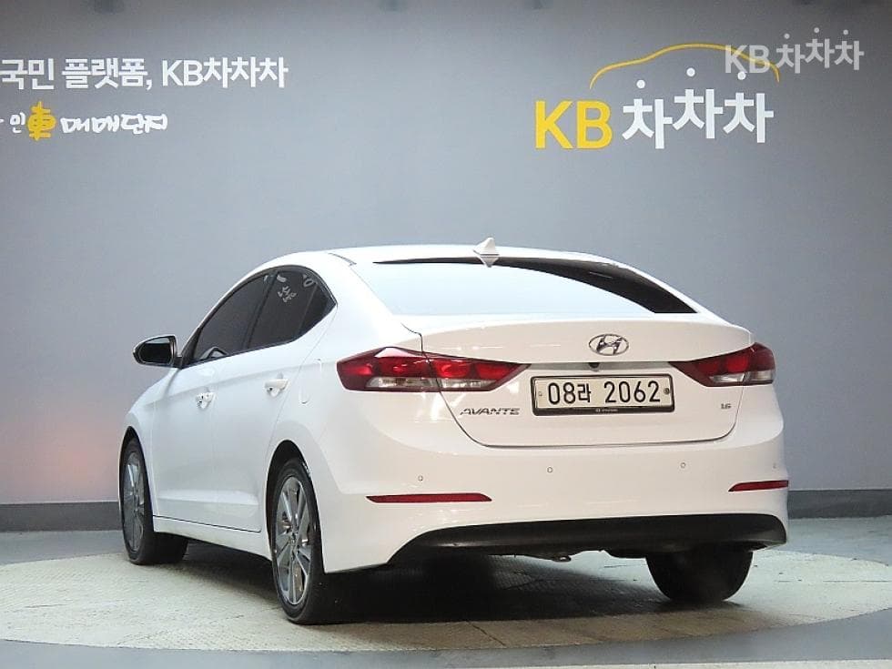 Hyundai Avante (Elantra)AD1.6 GDi Value Plus - 4
