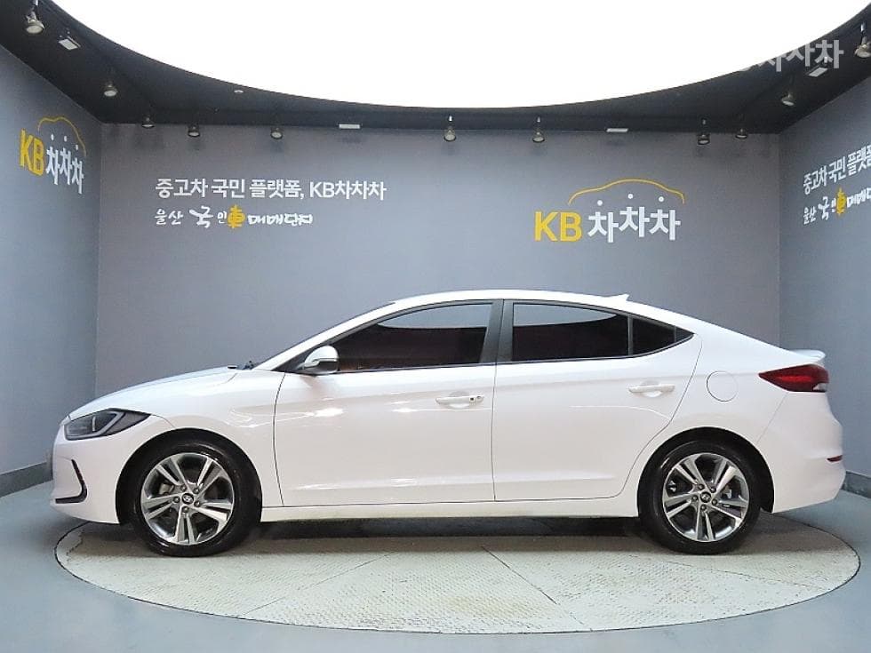 Hyundai Avante (Elantra)AD1.6 GDi Value Plus - 5